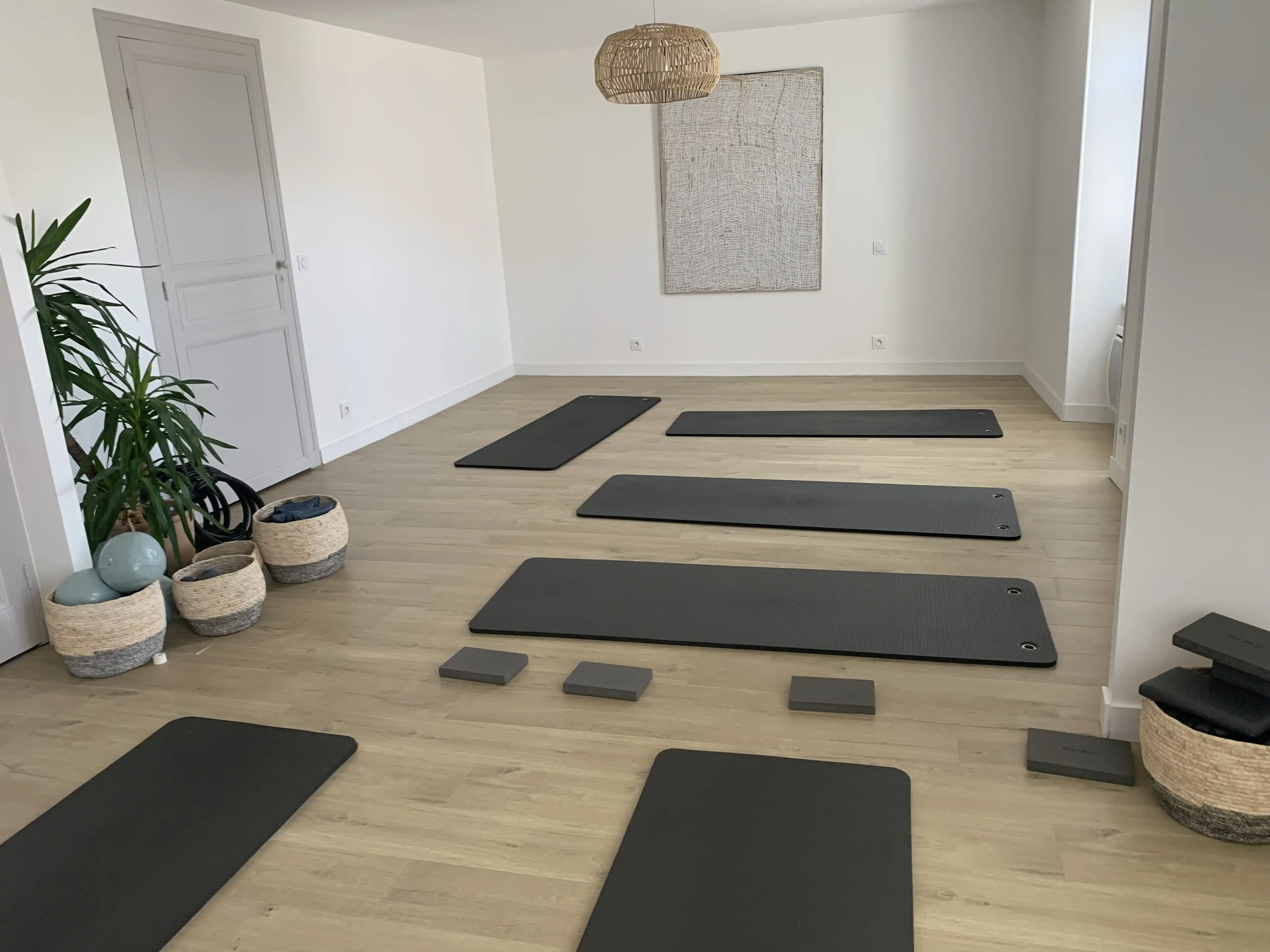Salle de cours collectifs Art Pilates La Rochelle - Tapis et accessoires Pilates